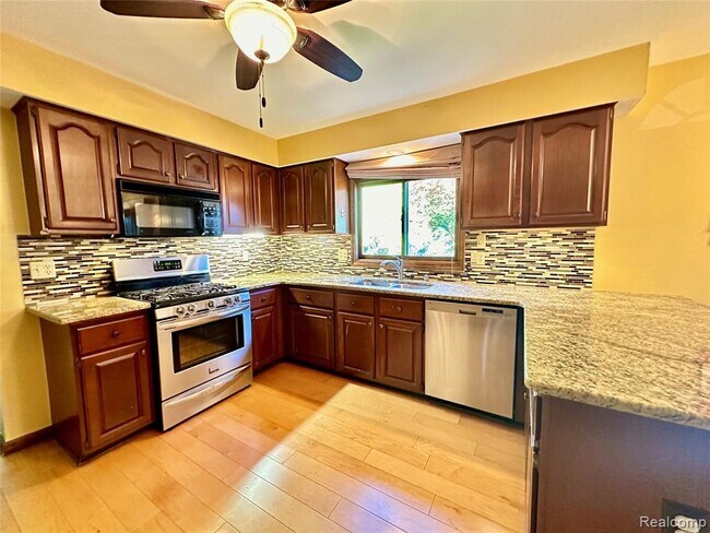 Building Photo - 24397 Venice Dr