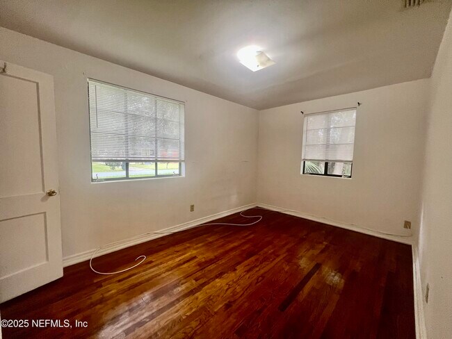 Building Photo - 3340 Sunnybrook Ave N