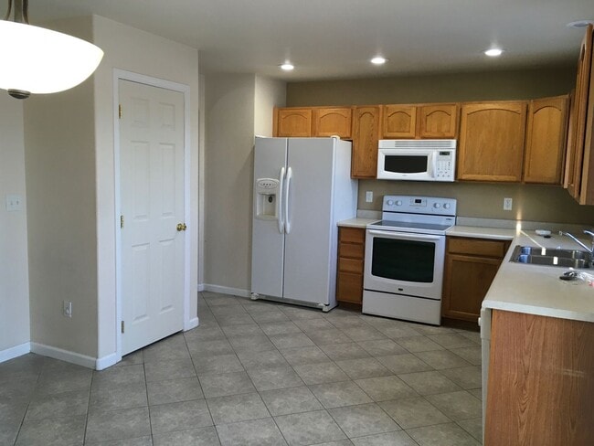 Building Photo - PET FRIENDLY 4 BEDROOM, 3 BATHROOM HOME WI...
