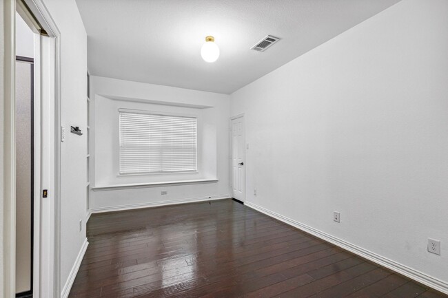 Building Photo - Luxurious in Little Elm