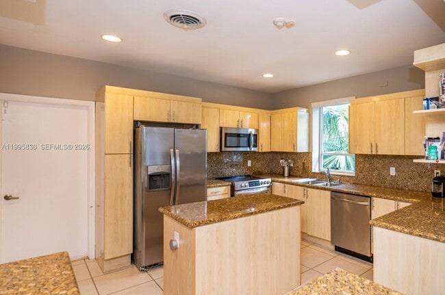 Building Photo - 9520 E Broadview Dr