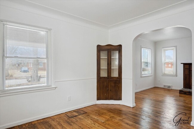 Building Photo - $1,250 - Charming 3 Bedroom Bungalow - Det...