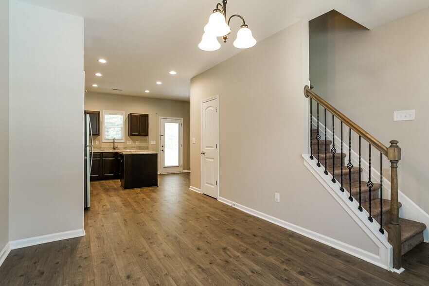 Building Photo - 105 Oakdale Ave