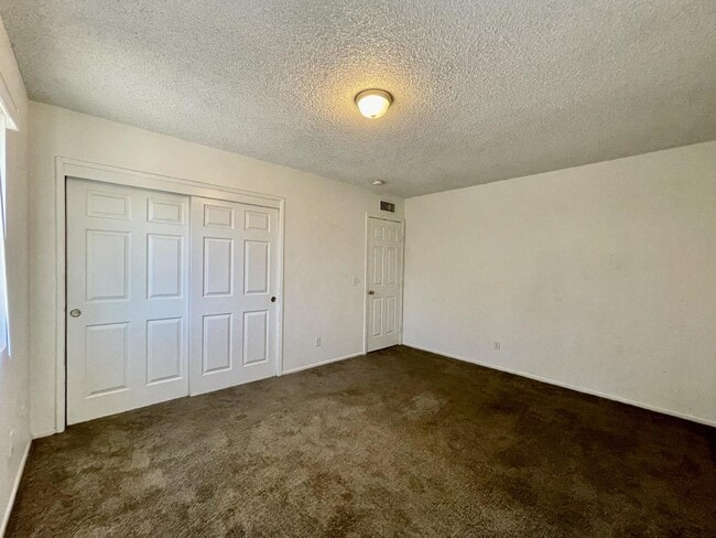 Building Photo - Large yard, 2 bed 1 bath home