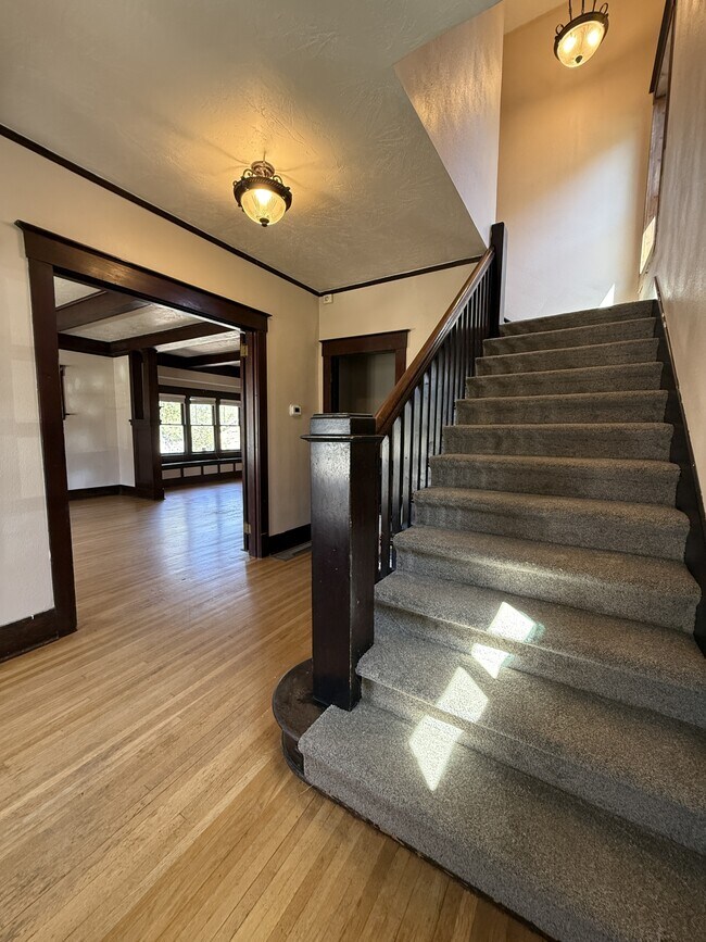 Building Photo - 521 6th Ave N
