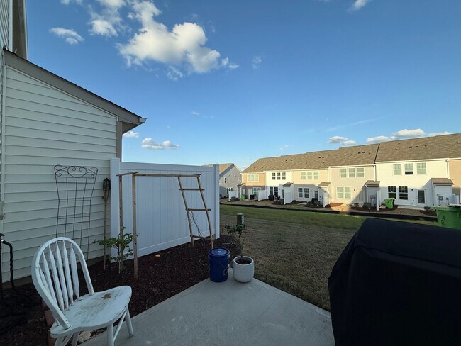 Building Photo - Newly Built 3BD, 2.5BA End Unit Zebulon Townhome in an HOA Community with Premier Amenities