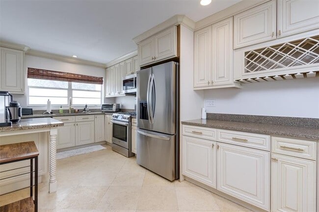 Building Photo - 936 NE 26th Ave