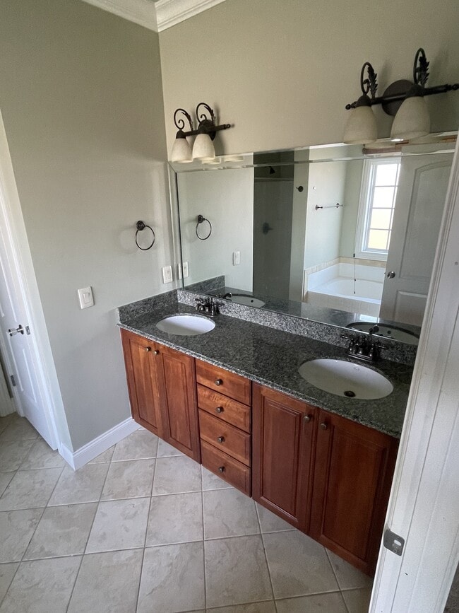 Building Photo - 426 Creekview Dr