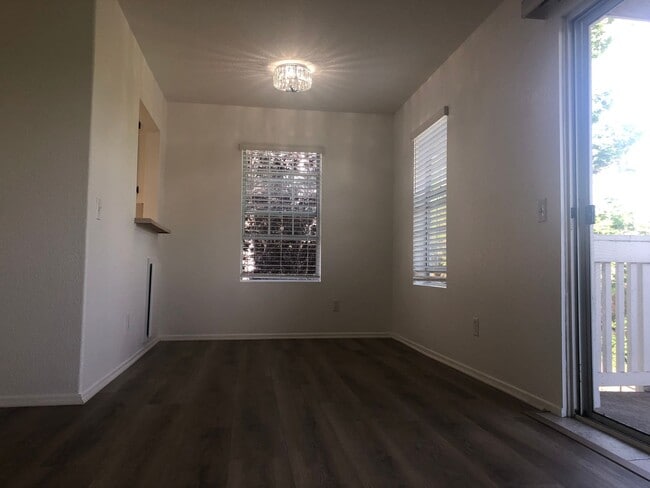 Building Photo - Bright 2 Bedroom Condo in Oceanside!