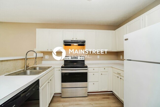 Building Photo - 3 Bedroom Pet-Friendly Home in COLUMBUS, OH with Main Street Renewal