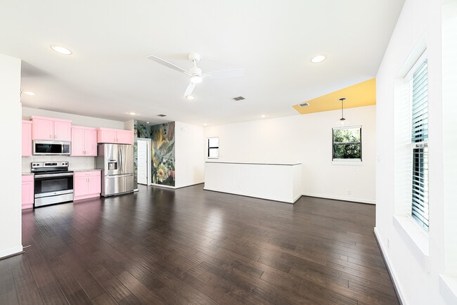 Building Photo - 1150 N Olive St