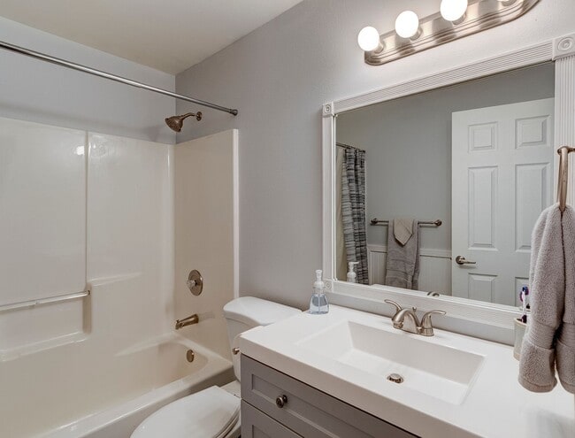 Building Photo - Second Story 2 bed 2 bath condo