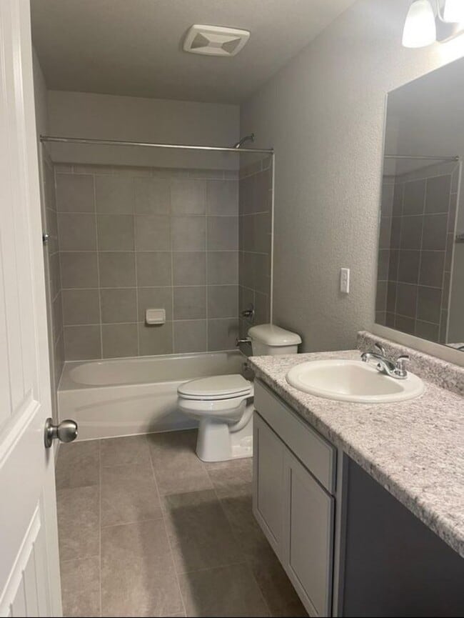 Building Photo - Newer and Spacious 3 Bedroom Townhome