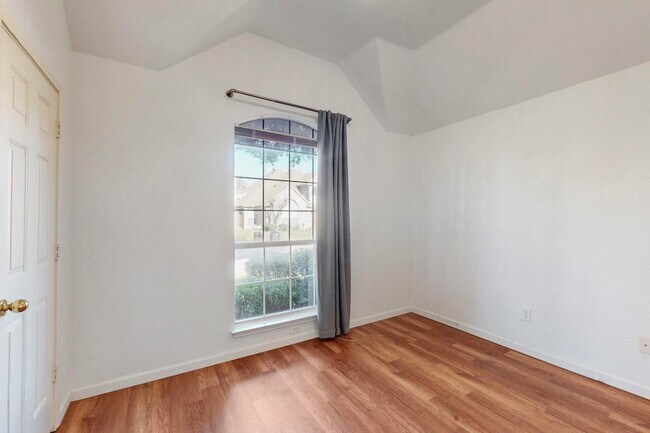 Building Photo - 2710 Mum Dr