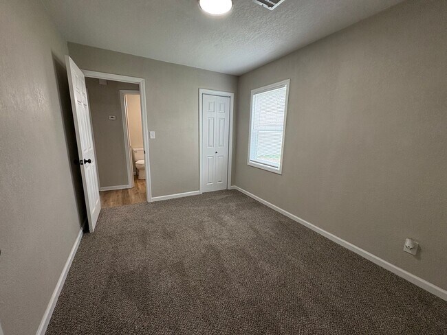 Building Photo - Don’t miss this opportunity! A Stylish Updated 4 Bedroom Home That’s Ready for You to Move Right In!