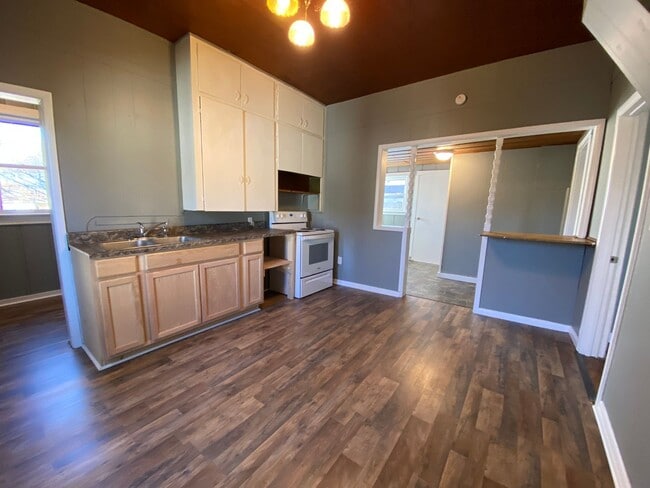 Building Photo - 1203 W State St