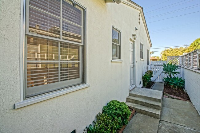 Building Photo - CHARMING, BRIGHT & AIRY HOLLYGLEN HOME W/ BEAUTIFULLY LANDSCAPED FRONT & REAR YARDS W/ PATIO BLOC...
