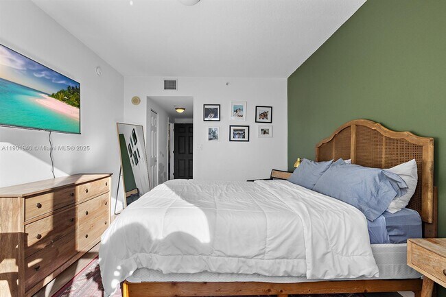 Building Photo - 2000 N Bayshore Dr