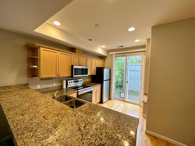 Building Photo - 2Bd/2.5Ba Issaquah Townhouse