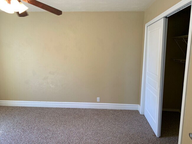 Building Photo - 5 bedroom 3 bathroom gorgeous house with v...