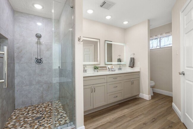 Building Photo - 3803 Redbud Dr