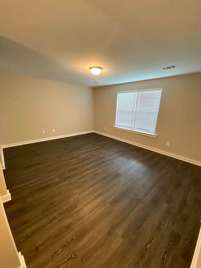 Building Photo - Home in Brookwood... Available to View Now!!!