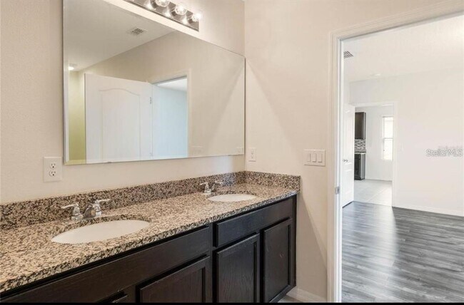 Building Photo - 3059 Sangria St