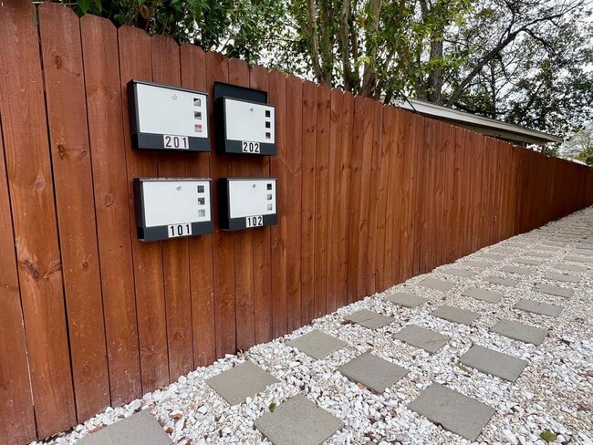 Building Photo - 110 Webb