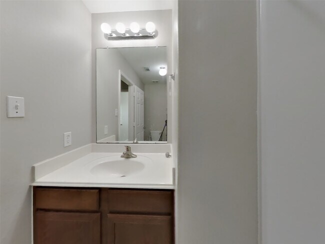 Building Photo - 815 Marigold Rd