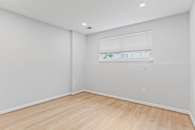 Building Photo - 20 Castle Garden Ct