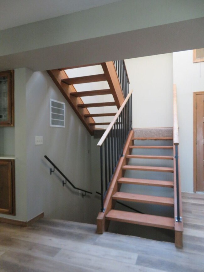 Building Photo - Huge Tri-Level Duplex