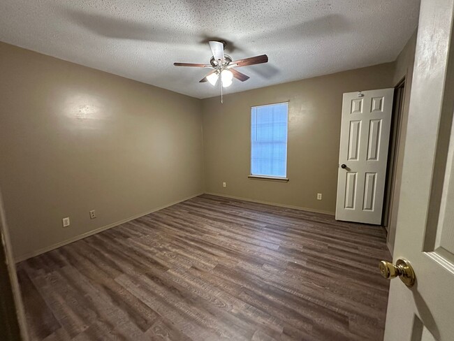 Building Photo - Come look at this 3-bedroom 1.5-bathroom h...