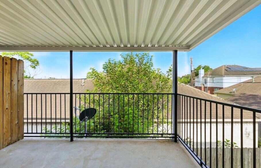 Building Photo - 9641 Hollock St