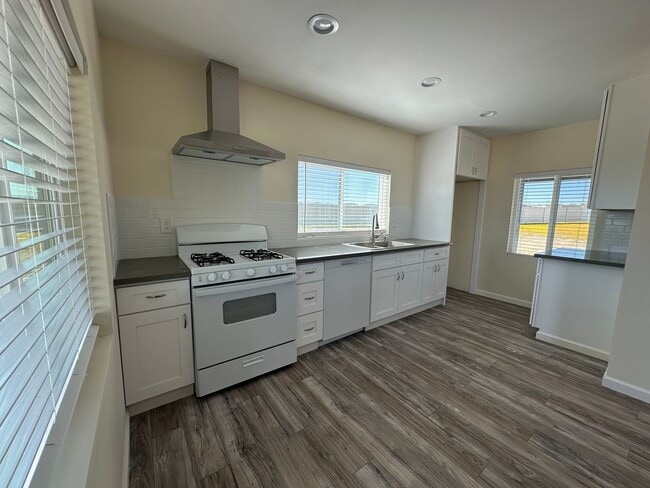 Building Photo - PRIVACY! PRIVACY! Cute newly remodeled 2 bed/1 bath home!