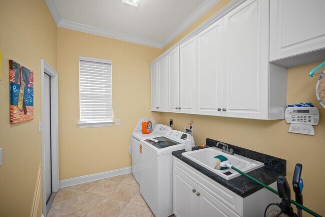 Building Photo - 632 Magnolia Cir