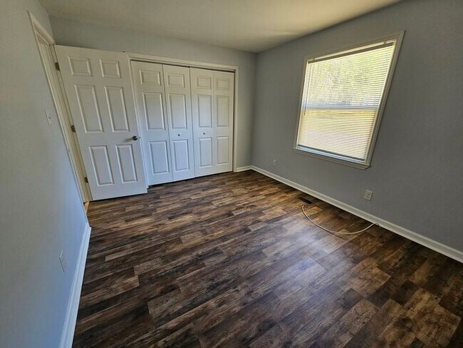 Building Photo - 2BD/1BA Duplex in Newton