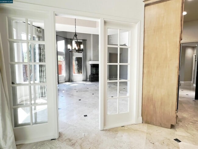 Building Photo - 120 Cortona Dr