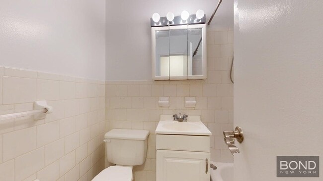 Building Photo - 306 E 91st St