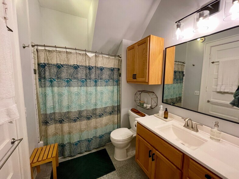 bathroom - 735 Livingston Ave NE