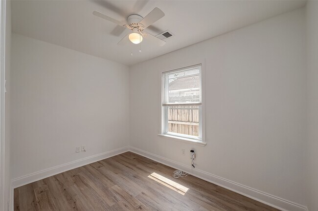 Building Photo - 915 Adele St