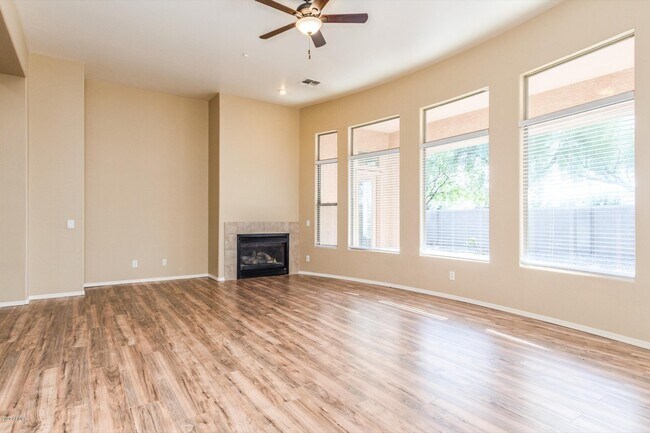 Building Photo - 951 W Orchard Ln