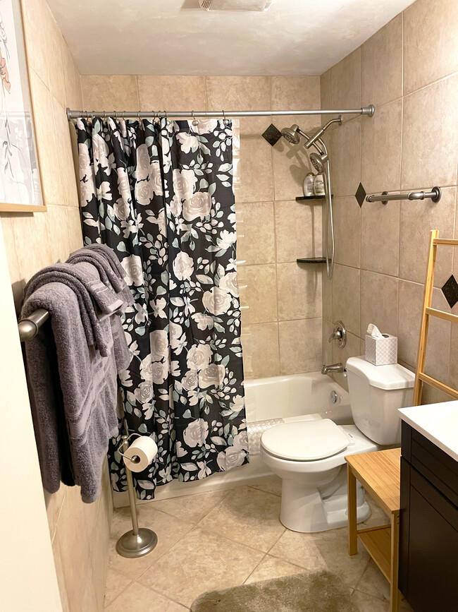 GUEST BATHROOM Central Bathroom complete with bathtub - 465 8th St N