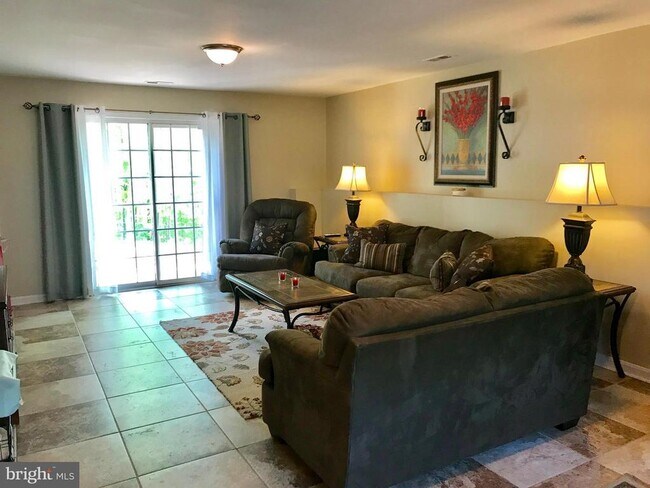 Building Photo - 8 Plumosa Dr