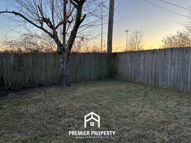 Building Photo - Cozy 3BR Home with Fireplace, Hardwood Floors & Fenced Yard in Memphis