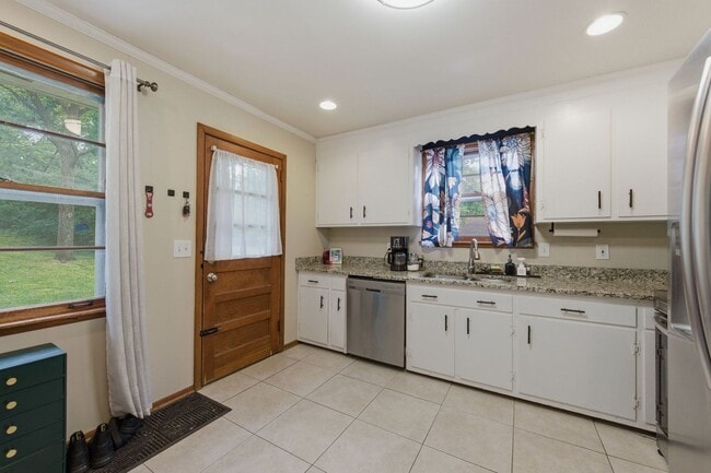 Building Photo - Two Bedroom/One Bathroom Duplex Unit