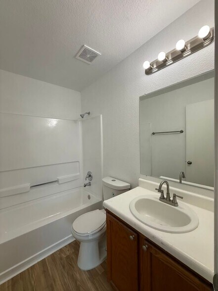 Building Photo - 418 Golden Walk