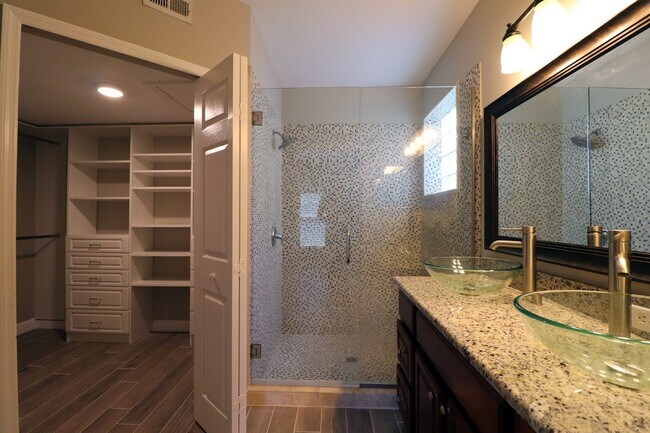 Building Photo - Beautiful 4-Bedroom Home in Gated Golf Community – East Orlando