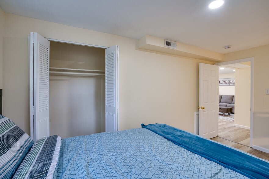 Building Photo - 14220 Fallbrook Ln