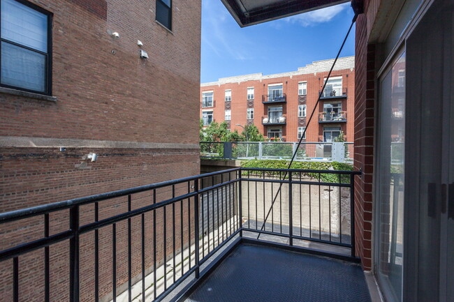 Building Photo - 2330 W St Paul Ave