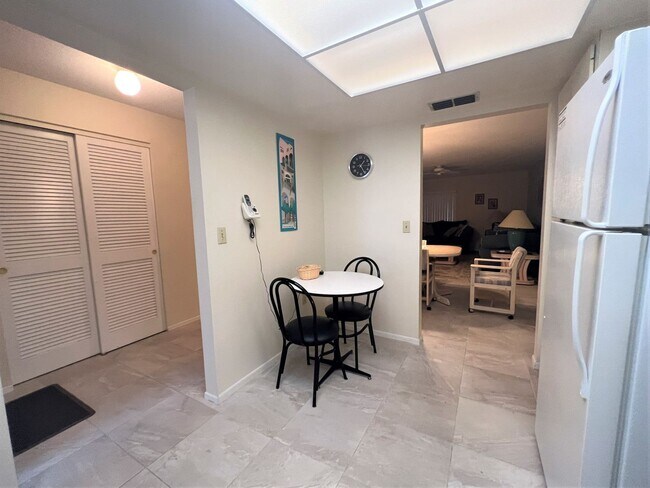 Building Photo - NEW PRICE! Close to beautiful Nokomis Beach and Casey Key